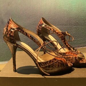 Elie Tahari size 7 heels